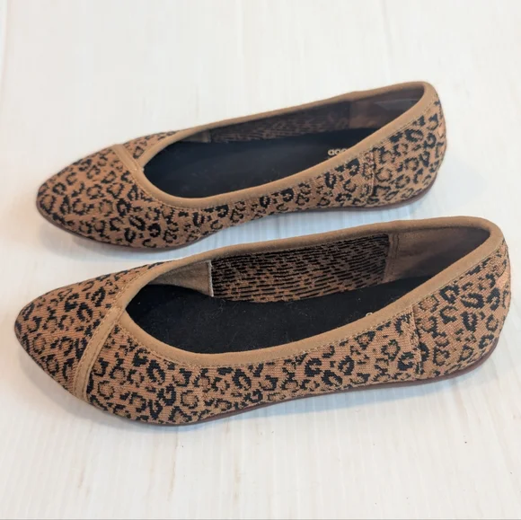 TOMS Women's Tan and Black Leopard Flats Size 6 - Picture 4 of 8
